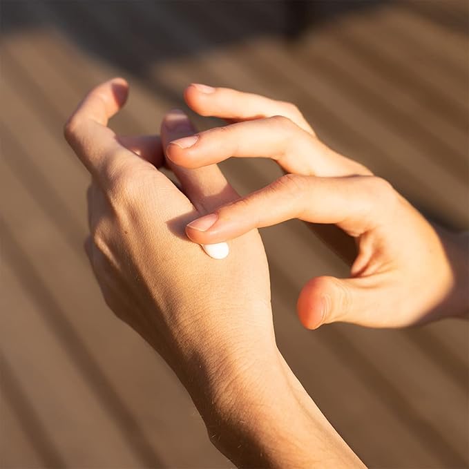 Panier des Sens - Small Hand Cream for Dry Cracked Hands โ Honey Mini Hand Lotion for Dry Skin - With Shea Butter and Honey Extract - Hand Care 97% Natural Ingredients - Travel Size 1 floz