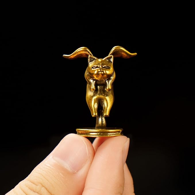CHOVY Winged Cat Figurine - 100% Solid Brass Statue, Retro Desk Ornament Mystical Home Decor, Unique Collectible Art Piece for Bookshelf, Workspace or Altar, Handcrafted Ghost-Eye Cat Sculpture