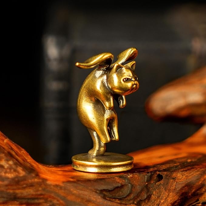 CHOVY Winged Cat Figurine - 100% Solid Brass Statue, Retro Desk Ornament Mystical Home Decor, Unique Collectible Art Piece for Bookshelf, Workspace or Altar, Handcrafted Ghost-Eye Cat Sculpture