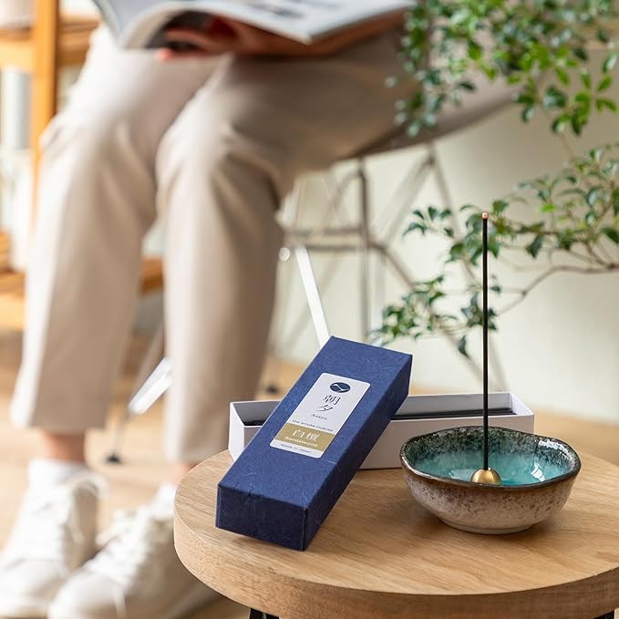 Asayu Japan Natural Low Smoke Sandalwood Incense Sticks (20gr) - Sample Size Japanese Incense for Evening Relaxation, Yoga, Meditation - Smokeless, Less Irritating, Non-Toxic